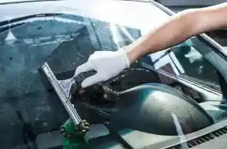 4 cách vệ sinh Kính Xe ô tô hơi sạch bóng tức thì